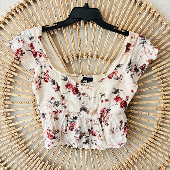 American Eagle Outfitters Tops - American Eagle Outfitters floral flutter Sleeve Crop Blouse